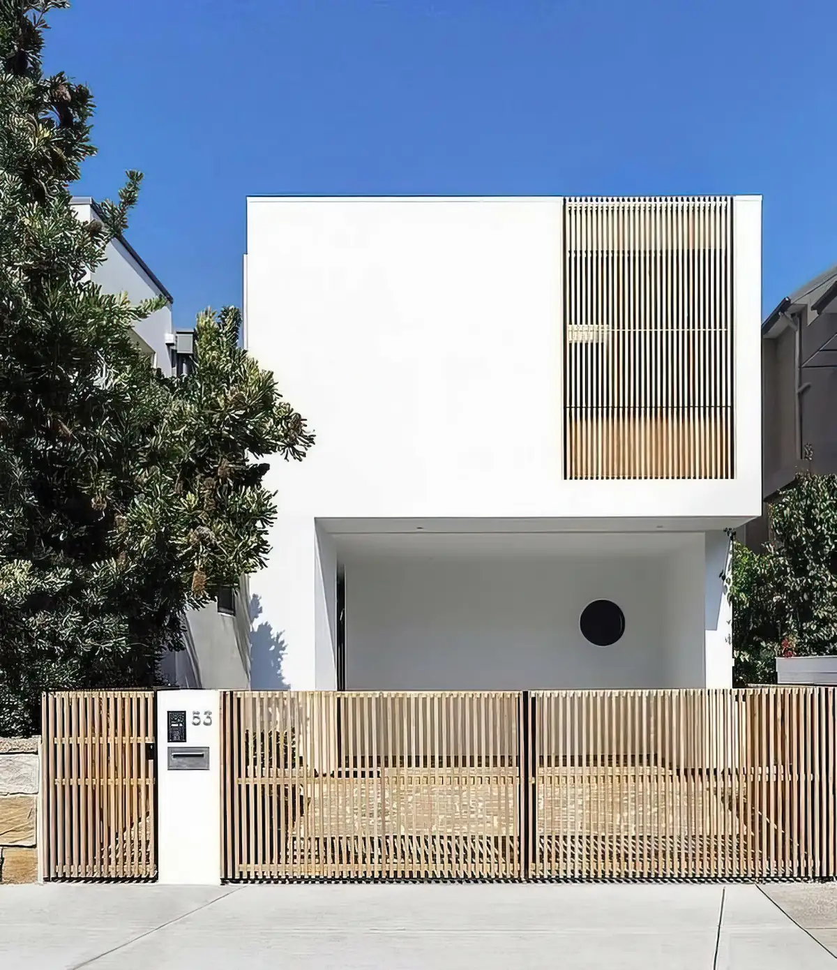 Pagar Rumah Setengah Tembok dari Bambu Modern